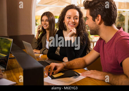 Schülerinnen bereit für abschließende Prüfungen Stockfoto