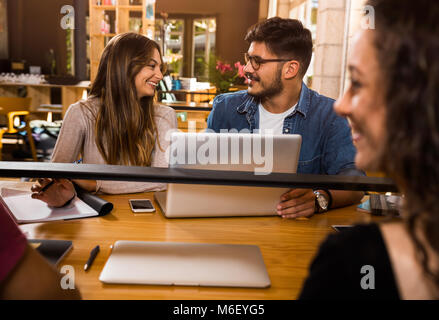 Schülerinnen bereit für abschließende Prüfungen Stockfoto