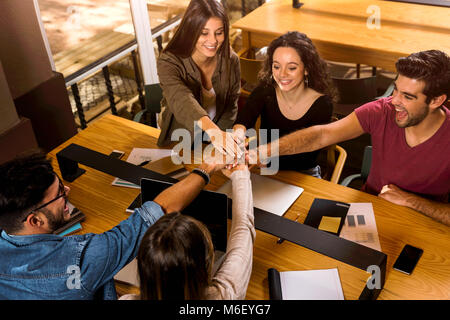 Schülerinnen bereit für abschließende Prüfungen Stockfoto