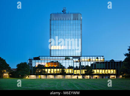 Ein modernes Gebäude aus Stahl und Glas mit Nacht blauer Himmel. Stockfoto