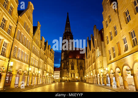 Der Prinzipalmarkt mit der Lambertikirche in Münster, Deutschland. Stockfoto