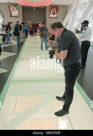 Dubai landmark Der Rahmen, Touristen im inneren Blick durch den transparenten Gehweg. Stockfoto