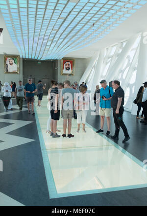 Dubai landmark Der Rahmen, Touristen im inneren Blick durch den transparenten Gehweg, Stockfoto