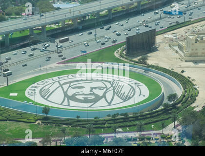 Dubai Landmark der Rahmen, den Blick auf einen riesigen zayed Portrait neben der Straße. Stockfoto