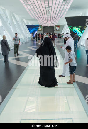 Dubai landmark Der Rahmen, Touristen im inneren Blick durch den transparenten Gehweg, Stockfoto