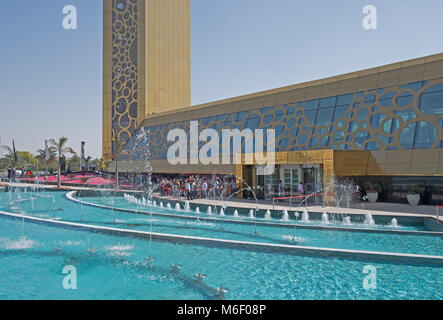 Die Menschen in der Warteschlange innerhalb des Dubai Sehenswürdigkeiten zu erhalten der Rahmen Stockfoto