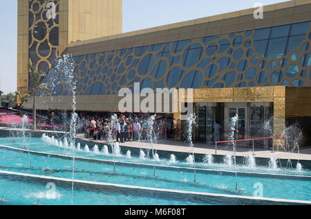 Die Menschen in der Warteschlange innerhalb des Dubai Sehenswürdigkeiten zu erhalten der Rahmen Stockfoto