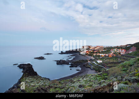 Blick auf das Hotel Dorf Los Cancajos auf La Palma kurz nach Sonnenuntergang. Stockfoto