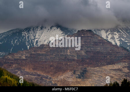 Der Erzberg Iron Ore Mine in der Nähe von Eisenerz in Österreich mit dramatischen, dunklen Himmel im Hintergrund Stockfoto