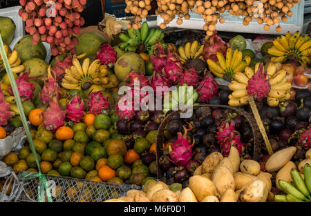 Lebendige Darstellung von tropischen Früchten auf einem Markt in Khao Lak, Thailand Stockfoto