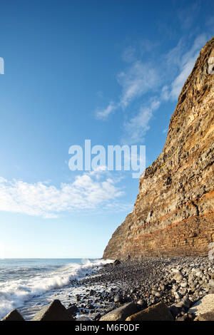 Steilküste bei Puerto de Tazacorte auf La Palma, Spanien. Perspektive über Lens Shift korrigiert. Stockfoto