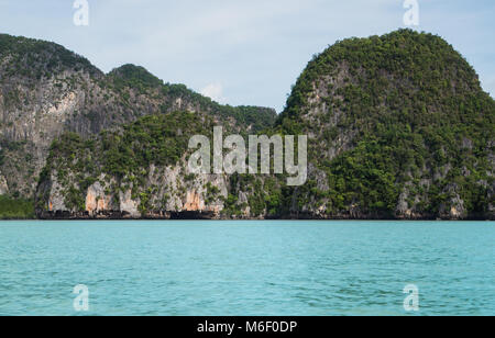 Höhle bilden einen Tunnel unter der kleinen Insel in der Bucht von Phang Nga in Thailand. Stockfoto