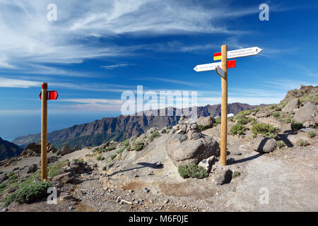 Weg Zeichen kurz vor der Spitze des Pico de la Nieve in La Palma, Spanien. Stockfoto