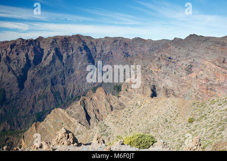 Blick über die raue Felswände der Caldera de Taburiente von Pico de la Nieve in La Palma, Spanien. Stockfoto