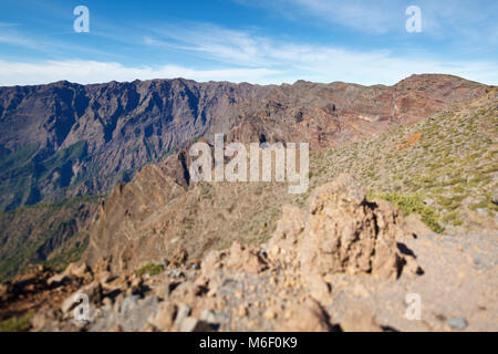 Blick über die raue Felswände der Caldera de Taburiente von Pico de la Nieve in La Palma, Spanien. Selektiver Fokus auf dem Kraterrand. Stockfoto