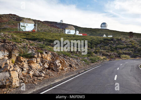 Astronomische Observatorien mit riesigen Spiegeln an Roque de Los Muchachos auf La Palma in Spanien. Stockfoto