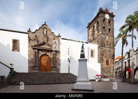 Die Kirche Iglesia El Salvador im Zentrum von Santa Cruz De La Palma. Perspektive über Lens Shift korrigiert. Stockfoto