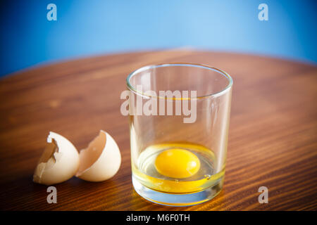 Rohes Ei in ein Becherglas Stockfoto