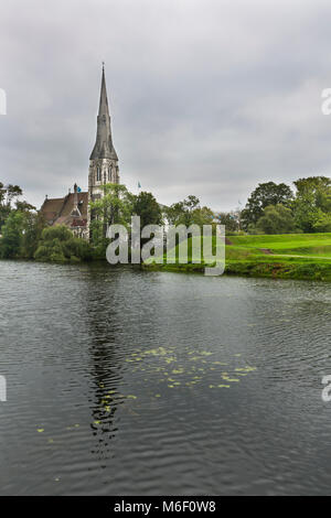 Dunkle Wolken über die St. Alban Kirche in Kopenhagen, Dänemark. Stockfoto