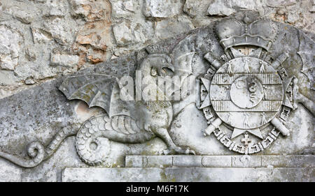 Bas-Relief mit der Darstellung eines Wappen Stockfoto