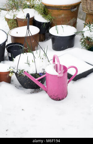 Schnee bedeckt Töpfe im Garten. Stockfoto