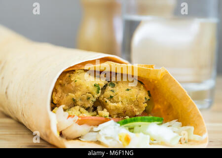 Falafel sandwich Fladenbrot gerollt Stockfoto