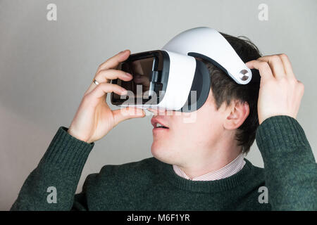 Das Tragen von virtual reality Brillen Stockfoto