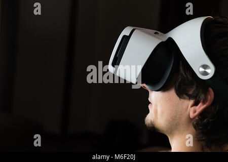 Person in der virtuellen Realität Headset Stockfoto