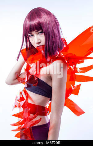 Asiatische Frau cosplayer mit futuristischen Kostüm in Rot, mit PVC-Kunststoffe und Folien gemacht. orientalische Mädchen Stockfoto