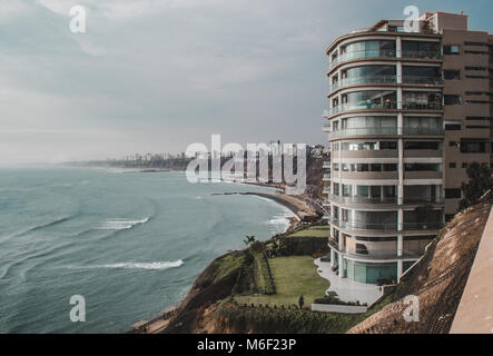 Die Stadt Lima, der Hauptstadt Perus, die aus dem Stadtteil Miraflores auf den Klippen des Pazifischen Ozeans gesehen Stockfoto