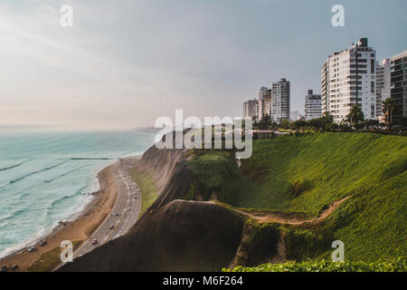 Die Stadt Lima, der Hauptstadt Perus, die aus dem Stadtteil Miraflores auf den Klippen des Pazifischen Ozeans gesehen Stockfoto