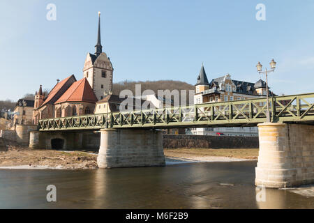 Blick auf die Brücke und die Kirche in der deutschen Stadt Gera in Thüringen, Deutschland. Stockfoto