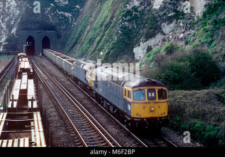Ein paar Klasse 33 Diesellokomotiven geführt von 33012 Entstehen von Shakespeare Cliff Tunnel in der Nähe von Dover mit einem Wochenende Ingenieure Zug auf den 4. April 1992.