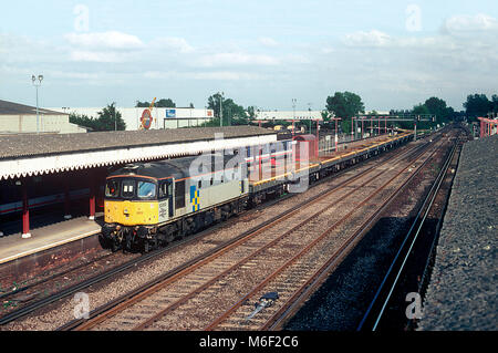 Eine Klasse 33 Diesellok Reihe 33053 arbeiten die Ingenieure Zug passiert Paddock Wood am 4. September 1993. Stockfoto