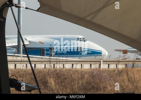 Leipzig, Deutschland - März 1,2018: Blick in das Cockpit eines Transportflugzeuge Volga-Dnepr Antonov An-124 am Flughafen Leipzig-Halle. Stockfoto