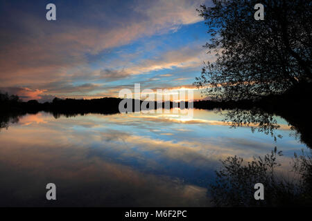 Herbst Sonnenuntergang über einem moorlandzone Ablaufen; in der Nähe von Chatteris, Cambridgeshire, England; Großbritannien; UK Stockfoto