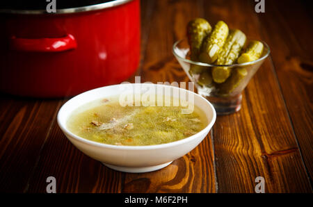 In einer Schüssel Suppe rassolnik Stockfoto