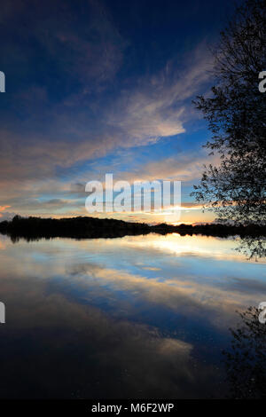 Herbst Sonnenuntergang über einem moorlandzone Ablaufen; in der Nähe von Chatteris, Cambridgeshire, England; Großbritannien; UK Stockfoto