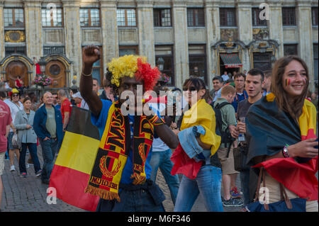 Brüssel, belgischen Fans feiern während der Fußballweltmeisterschaft, der Grand Place. Belgien. Stockfoto