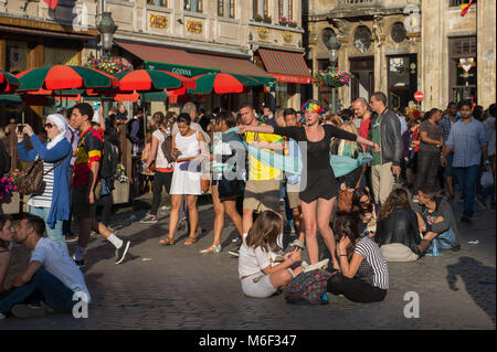 Brüssel, belgischen Fans feiern während der Fußballweltmeisterschaft, der Grand Place. Belgien. Stockfoto