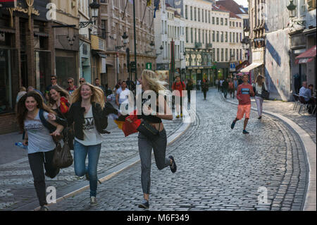 Brüssel, belgischen Fans feiern während der Fußballweltmeisterschaft, der Grand Place. Belgien. Stockfoto