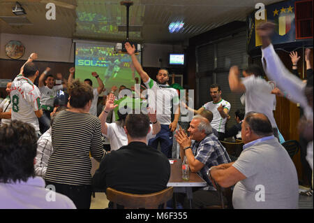 Bruxelles. Algerische Anhänger Feiern während der Fußballweltmeisterschaft, Molenbeek. Belgien. Stockfoto