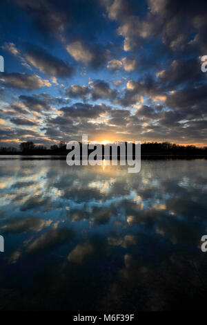 Herbst Sonnenuntergang über einem moorlandzone Ablaufen; in der Nähe von Wisbech Stadt, Cambridgeshire, England; Großbritannien; UK Stockfoto