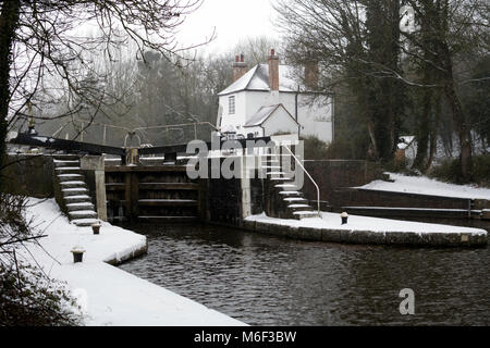 Hatton Bottom Lock und Cottage lock im Winter, Grand Union Canal, Warwick, Warwickshire, Großbritannien Stockfoto