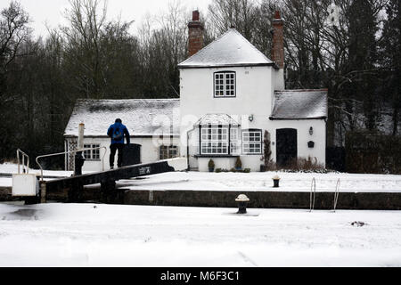 Hatton Bottom Lock Cottage im Winter, Grand Union Canal, Warwick, Warwickshire, Großbritannien Stockfoto