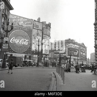 1960, London, historische Ansicht von Piccadilly Circus und seine berühmten Werbetafeln, von Regent Street. Stockfoto