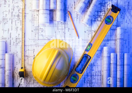 Architektur und Bau Konzept. Rollen von Blaupausen, libela und Helm der Konstruktor. Stockfoto