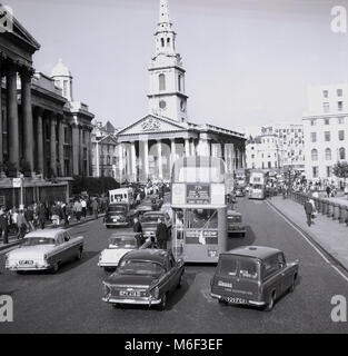 1960, London, England, Straßenverkehr, vorbei an die National Gallery am Trafalgar Square und an der Spitze für die Ausrichtung in diesem historischen Bild. Stockfoto