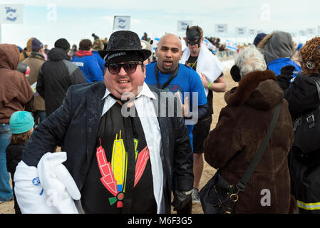 Chicago, IL - März 2, 2014 - Hunderte von brave Chicagoans zeigte sich in das Einfrieren Lake Michigan Wasser bei der jährlichen Polar Plunge Ereignis springen ein Stockfoto