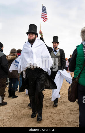 Chicago, IL - März 2, 2014 - Hunderte von brave Chicagoans zeigte sich in das Einfrieren Lake Michigan Wasser bei der jährlichen Polar Plunge Ereignis springen ein Stockfoto